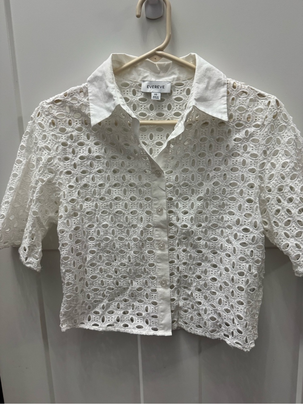 Evereve White Eyelet Button-Down Collared Short Sleeve Top